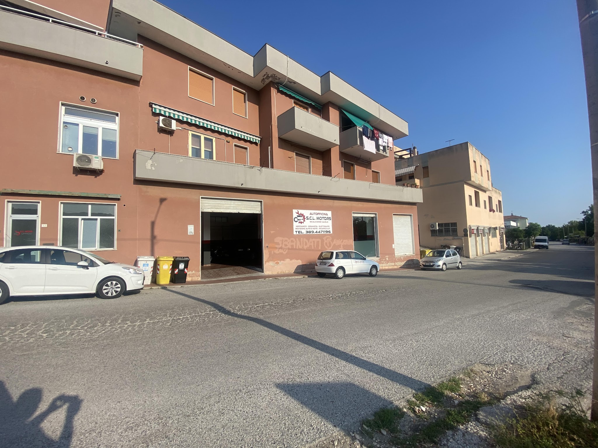 Facciata dell'Autofficina S.C.L Motors in Via del Commercio 52