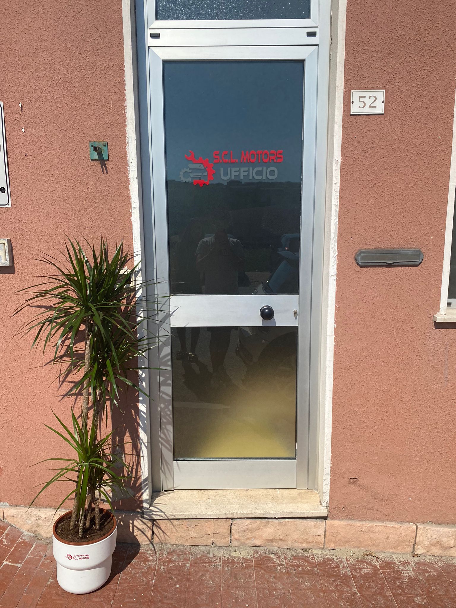 Ingresso dell'ufficio S.C.L Motors