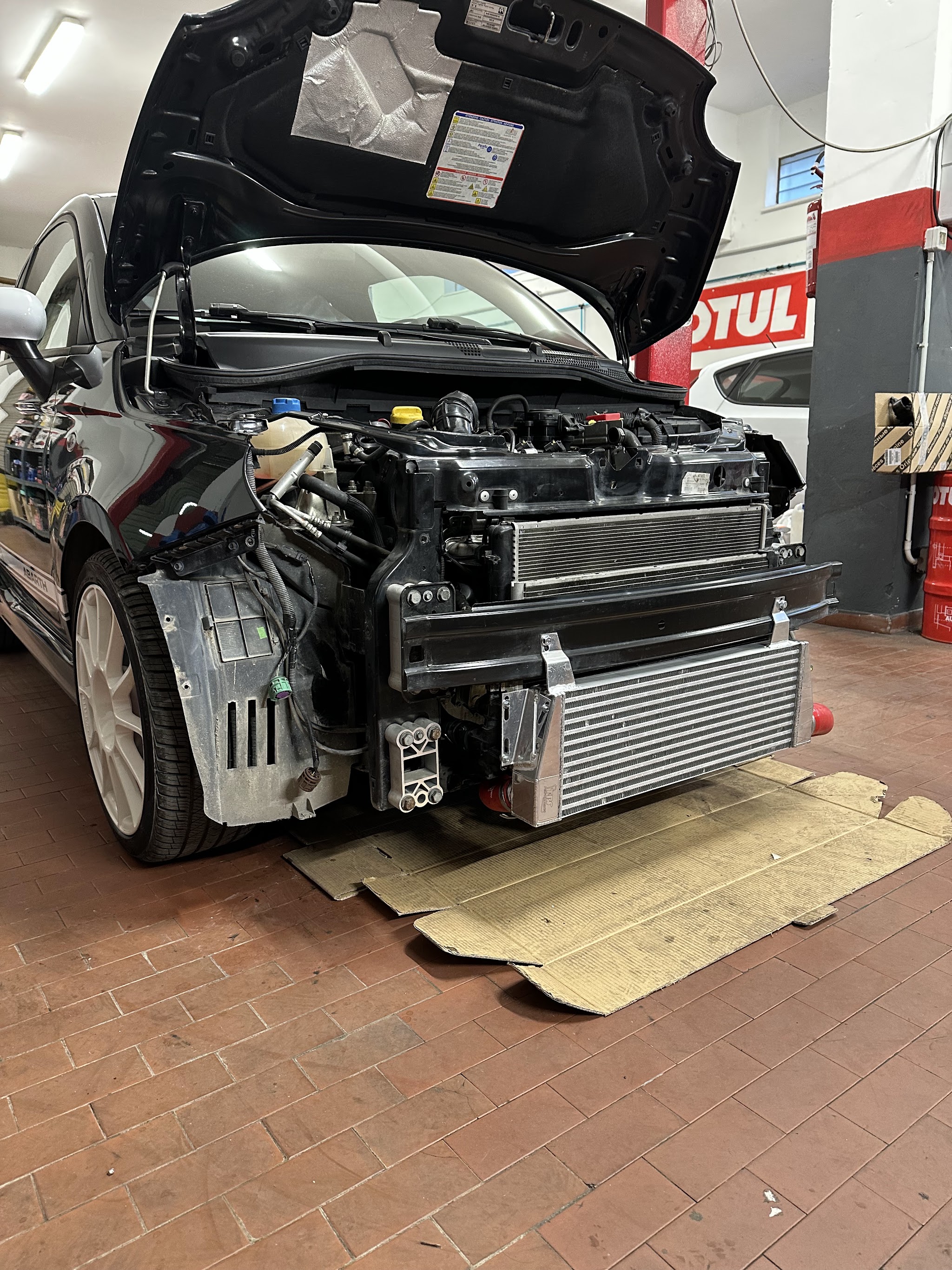 Auto in lavorazione con la parte frontale smontata
