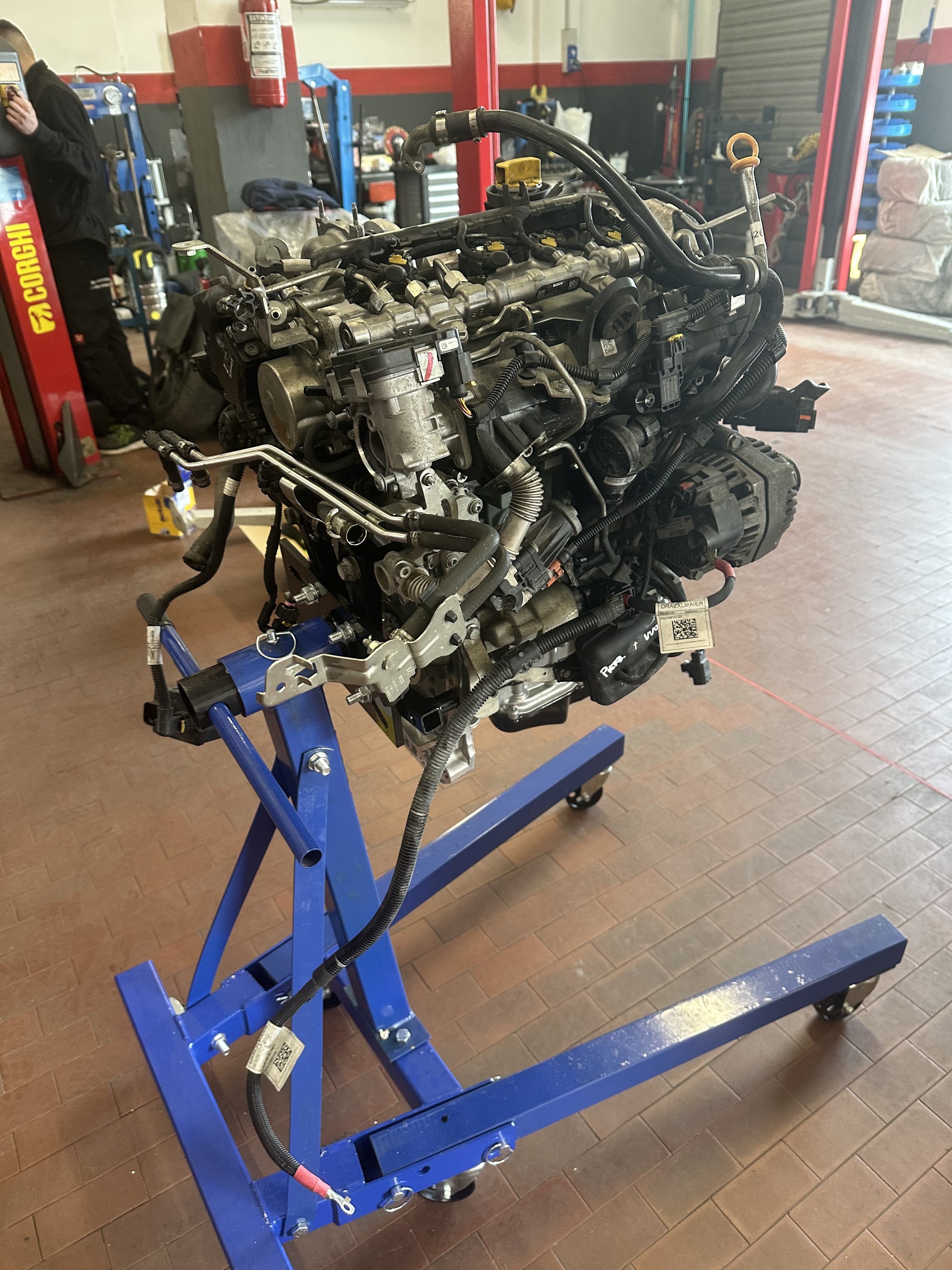 Motore su supporto nell'Autofficina S.C.L Motors
